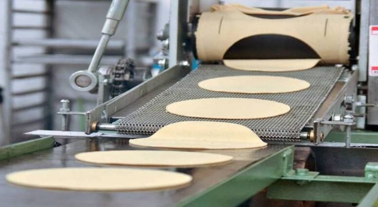 Empleada termina con la mano atrapada en la máquina de tortillas