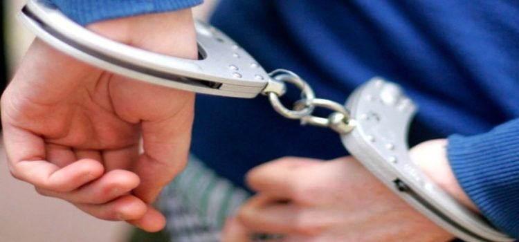 Detienen a niño por presuntamente quitarle la vida a un hombre con un palo de golf