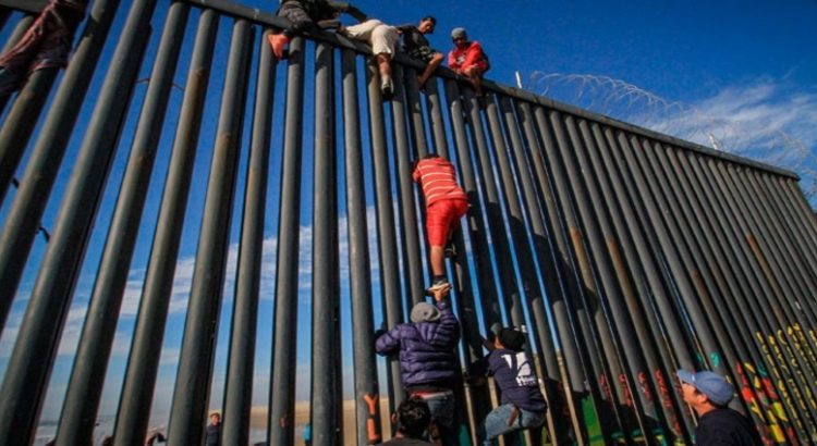 Incrementan considerablemente los cruces irregulares en la frontera de Tijuana