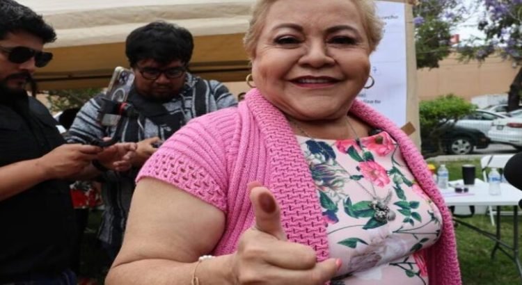 Votó la candidata a la alcaldía de Tijuana Mari Carmen Flores