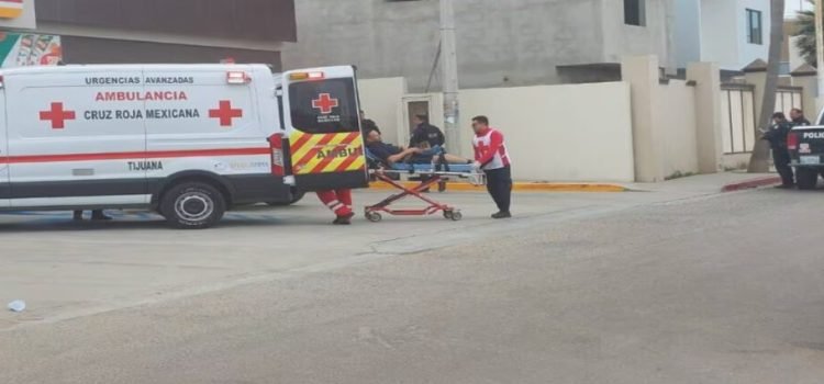 Lesionan a hombre al exterior de un Oxxo