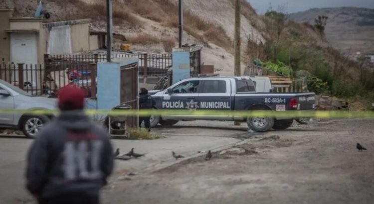 Oficiales municipales se enfrenta a delincuentes