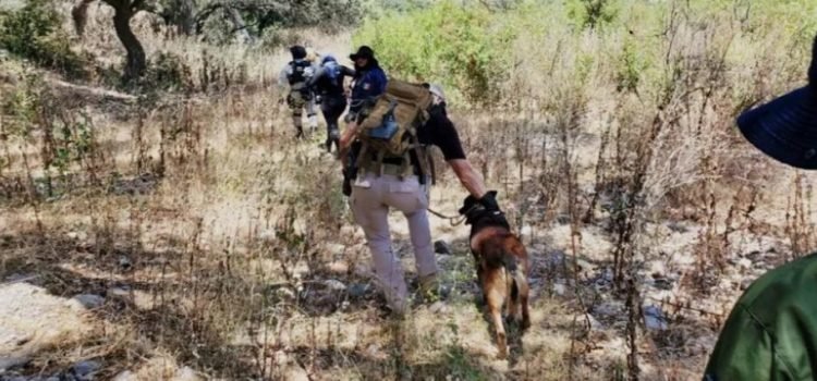 Rescatan a migrante en la carretera y encuentran restos óseos
