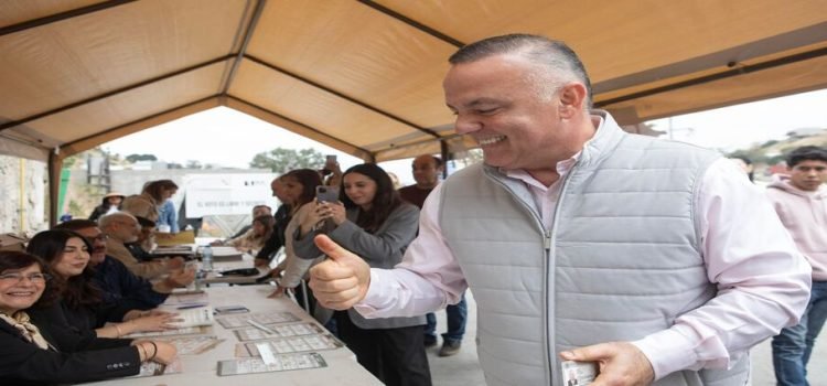 El candidato a la alcaldía de Tijuana Miguel Ángel Badiola emitió su voto El candidato a la alcaldía de Tijuana Miguel Ángel Badiola emitió su voto
