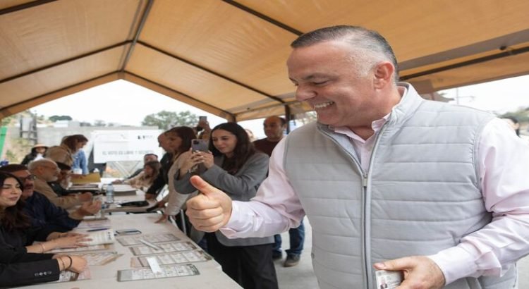 El candidato a la alcaldía de Tijuana Miguel Ángel Badiola emitió su voto