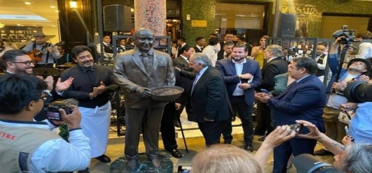 Develan estatua de César Cardini, creador de la ensalada Caesar’s