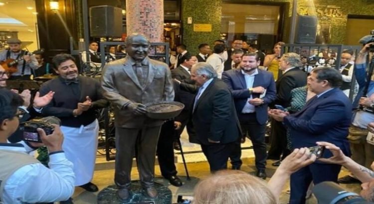 Develan estatua de César Cardini, creador de la ensalada Caesar’s