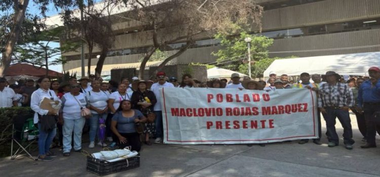 Colonos del Ejido Maclovio Rojas se manifestaron ante palacio municipal