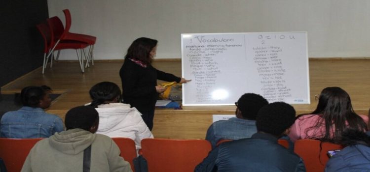 Migrantes de Tijuana recibirán clases de español