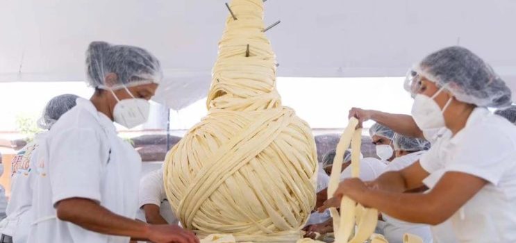 Productores oaxaqueños rompen Récord Guinness con el quesillo más grande del mundo