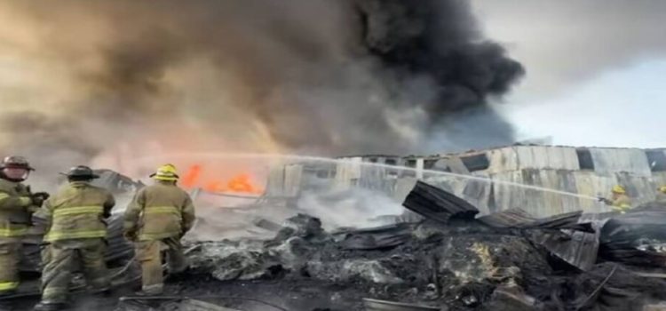 Incendió consumió tres naves industriales en Tijuana