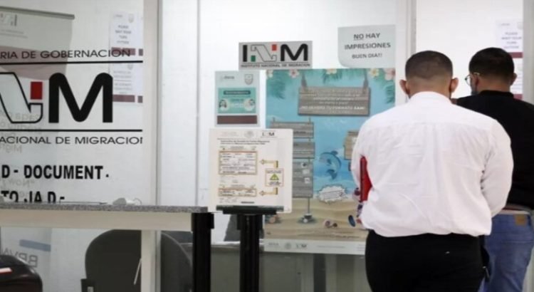 Instalan primer centro de carga de celulares para migrantes