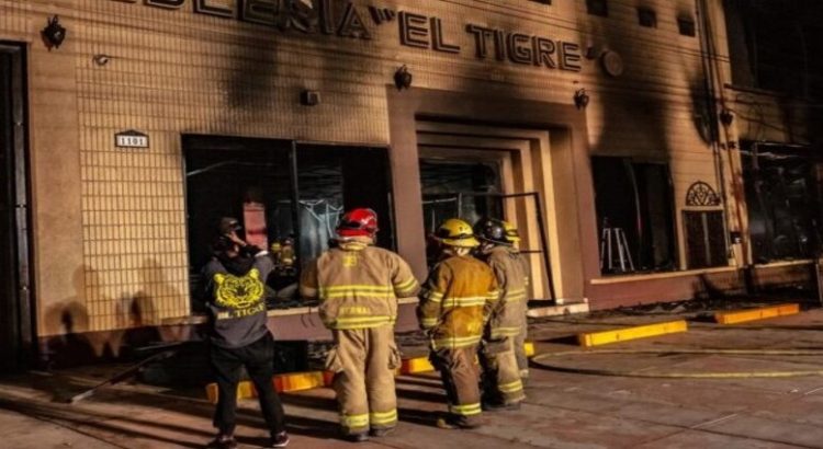 Incendio consume la mueblería “El Tigre” de Playas de Tijuana