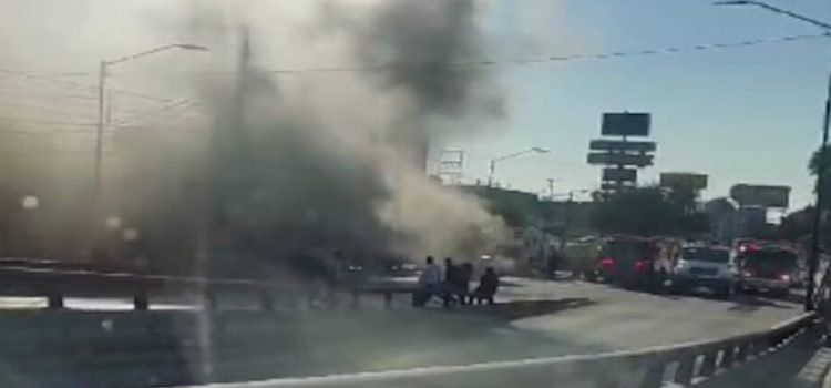 Incendio consume locales de ropa