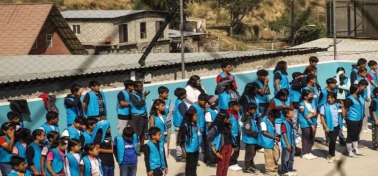 Se gradúa la primera generación de niños migrantes en escuela de albergue