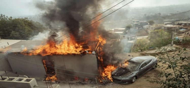 Por conectar su Tesla a “diablito” se incendia casa en Tijuana