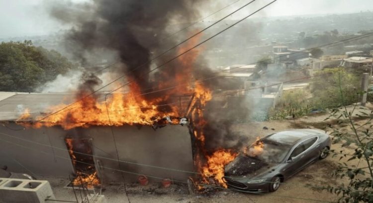 Por conectar su Tesla a “diablito” se incendia casa en Tijuana