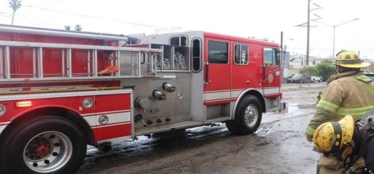 Automóvil aplasta a mecánico en Tijuana