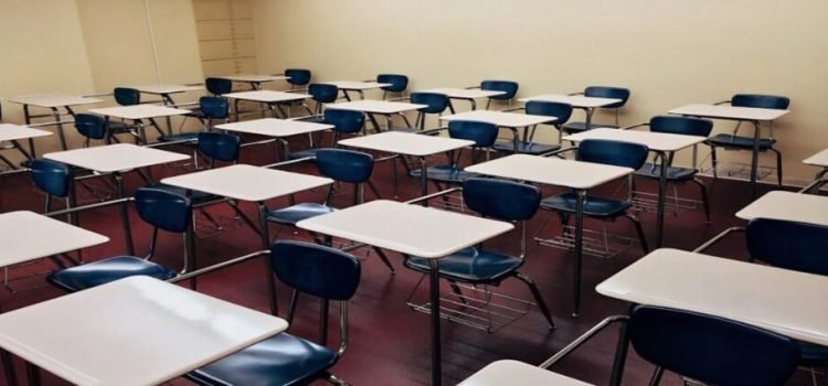 Inicio de ciclo escolar en riesgo por adeudo salarial a maestros del estado