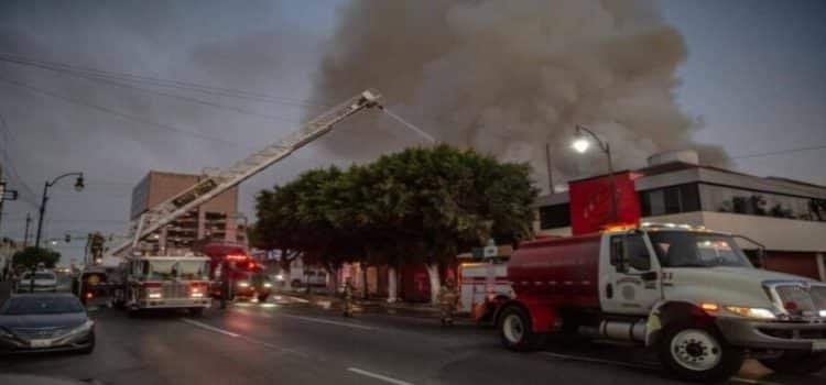 Salvan a dos hombres de incendio en departamentos