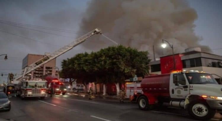 Salvan a dos hombres de incendio en departamentos