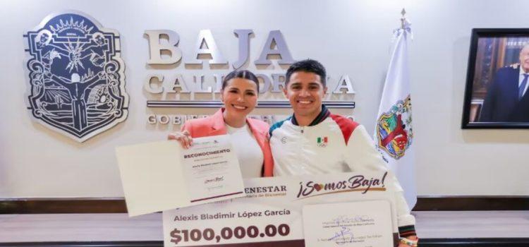 Entrega gobernadora incentivo económico a deportistas olímpicos de Baja California