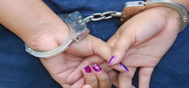 Detienen a mujer en posesión de una escopeta