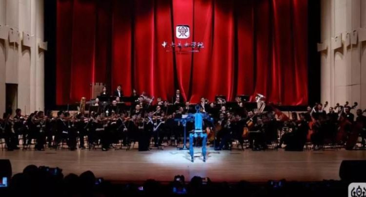 [VIDEO] Un robot actúa como director de orquesta y revoluciona la música clásica en Pekín