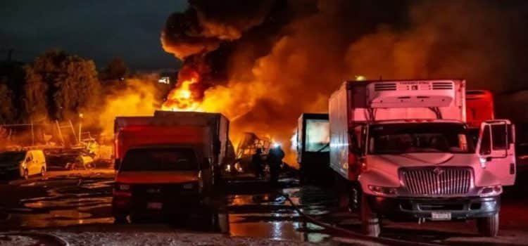 Incendian 13 tractocamiones de una frutería