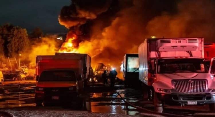 Incendian 13 tractocamiones de una frutería