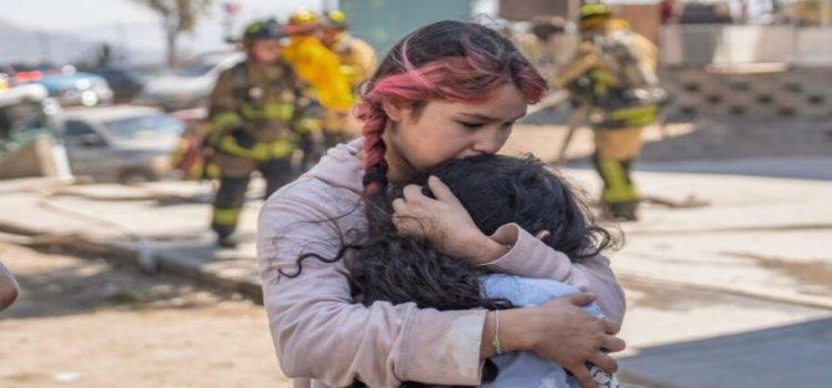Rescatan a dos niñas de un incendio en edificio de Infonavit