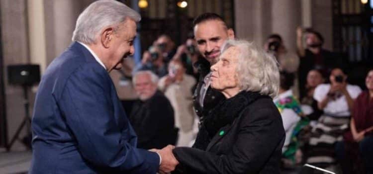 AMLO rompe protocolo y abraza a la escritora Elena Poniatowska