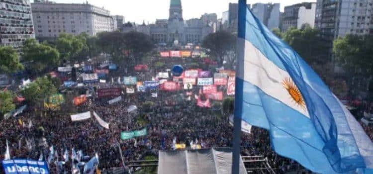 Miles de argentinos marchan en defensa de la universidad pública y contra el veto de Milei