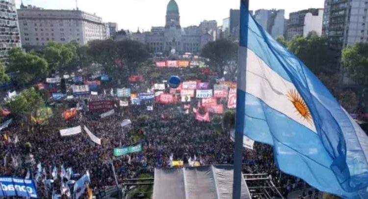 Miles de argentinos marchan en defensa de la universidad pública y contra el veto de Milei