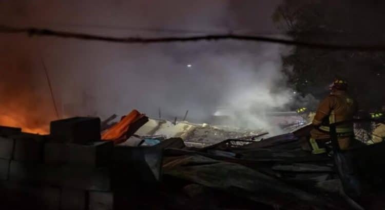 Incendio consume vivienda asegurada por fiscalía de Baja California