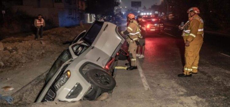 Camioneta cae al interior de una zanja de excavación en Tijuana
