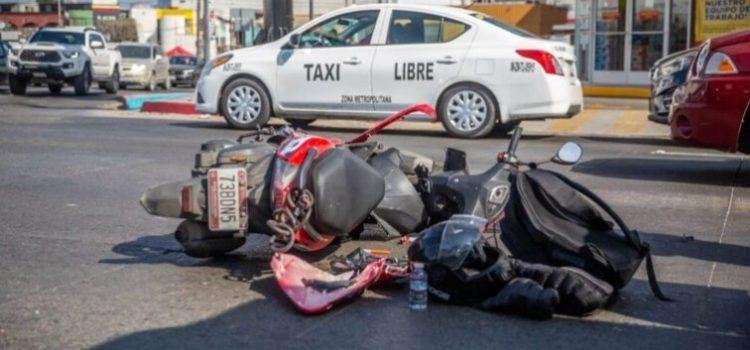 Se accidentan motociclista y automovilista