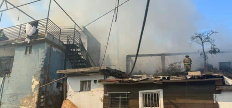 Incendio consume 4 viviendas; hay dos lesionados