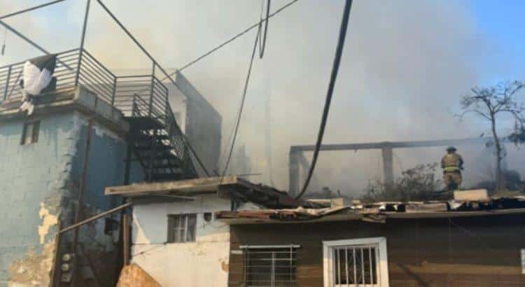 Incendio consume 4 viviendas; hay dos lesionados