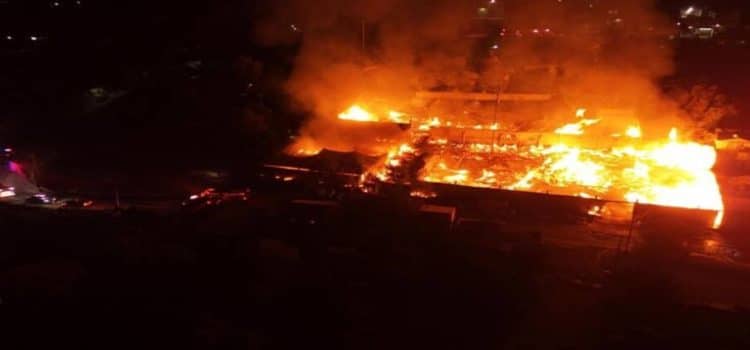 Incendio consume fábrica de tarimas en Tijuana