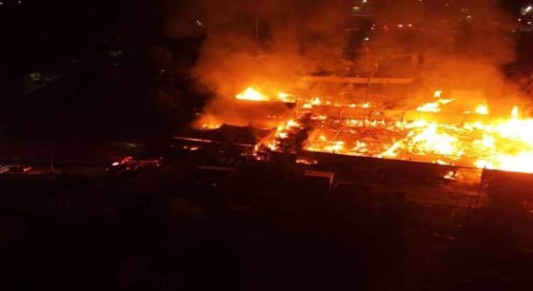 Incendio consume fábrica de tarimas en Tijuana