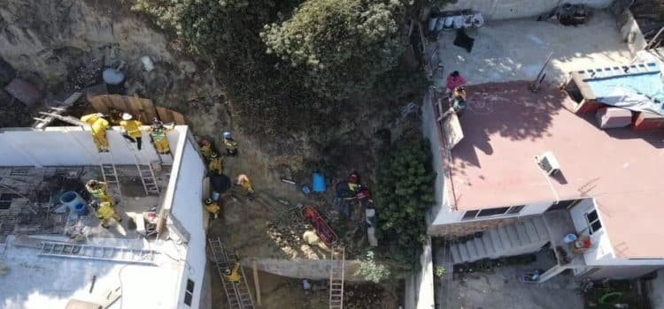 Bomberos Tijuana rescatan a hombre atrapado en derrumbe