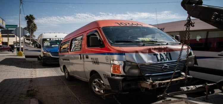 Taxi se queda sin frenos y choca a otra unidad de transporte público en Tijuana