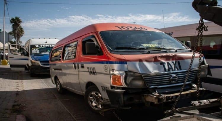 Taxi se queda sin frenos y choca a otra unidad de transporte público en Tijuana