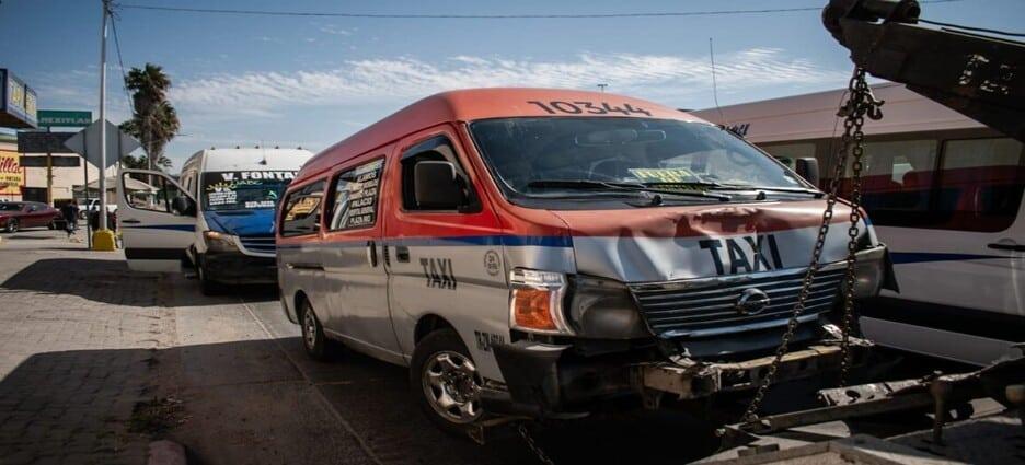 Taxi se queda sin frenos y choca a otra unidad de transporte público en Tijuana