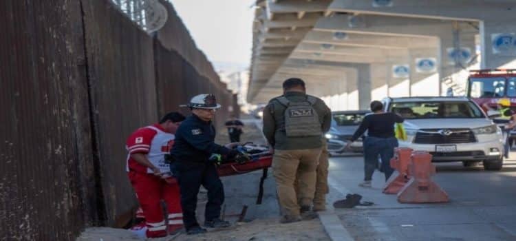 Mujer migrante cae en pozo al intentar cruzar el muro en Tijuana