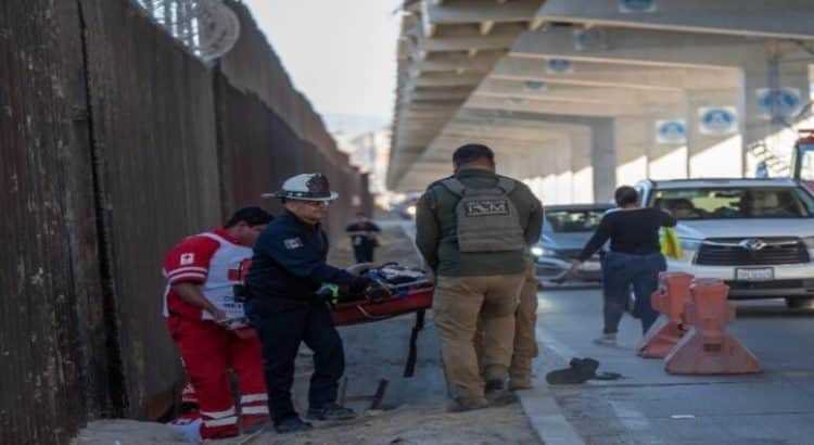 Mujer migrante cae en pozo al intentar cruzar el muro en Tijuana