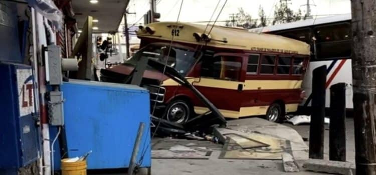 Accidente entre dos unidades de transporte público deja 7 lesionados