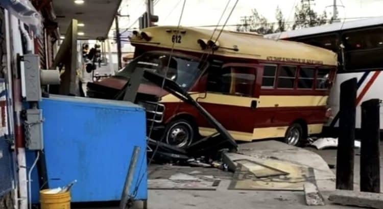 Accidente entre dos unidades de transporte público deja 7 lesionados