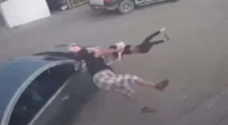 Conductor arrolla a madre e hija y luego se da a la fuga